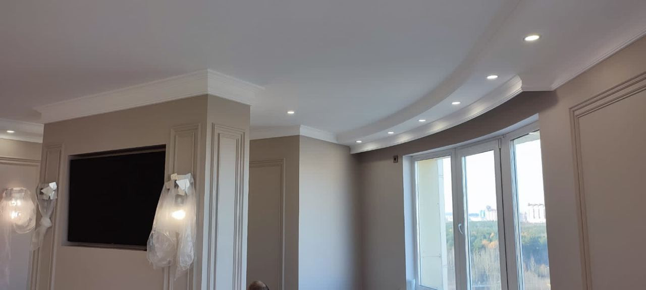 Двухуровневый криволинейный натяжной потолок